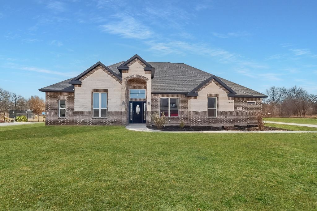 129 Altom Road, Springtown, TX 76082 — photo 1