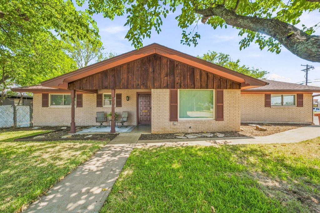 409 N Charlotte, Stephenville, TX 76401 — photo 1