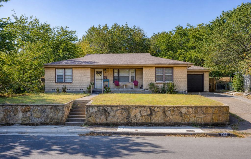 1325 W Water Street, Weatherford, TX 76086 — photo 1