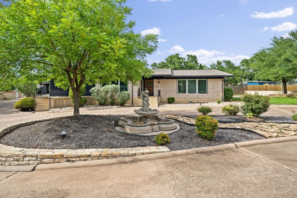 801 NW 7th Avenue, Mineral Wells, TX 76067 — photo 1