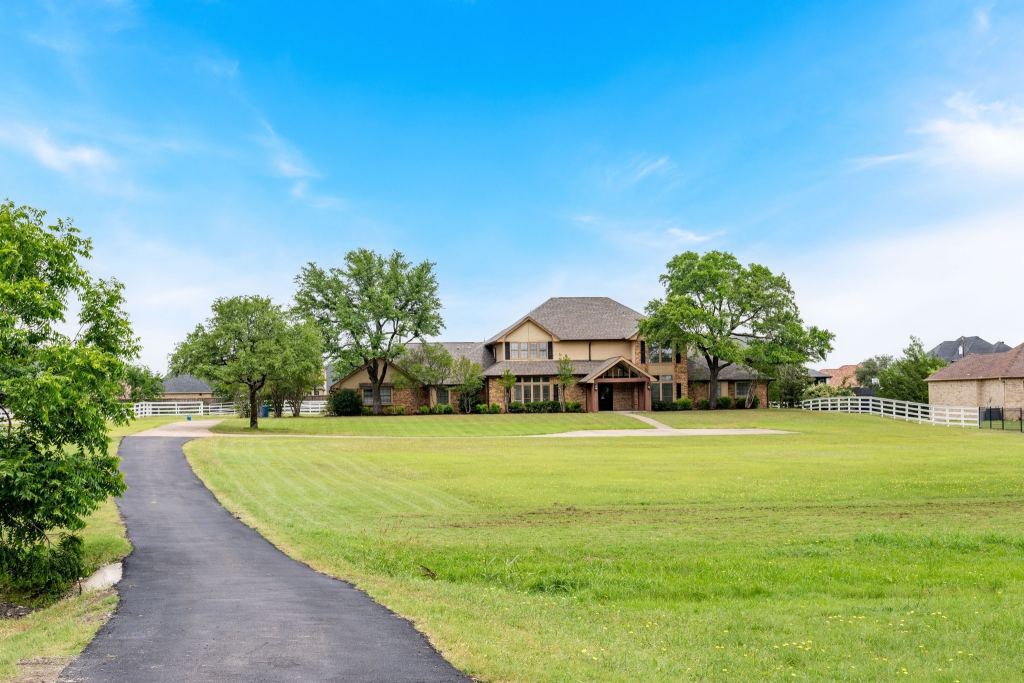 915 W Pleasant Run Road, DeSoto, TX 75115 — photo 1