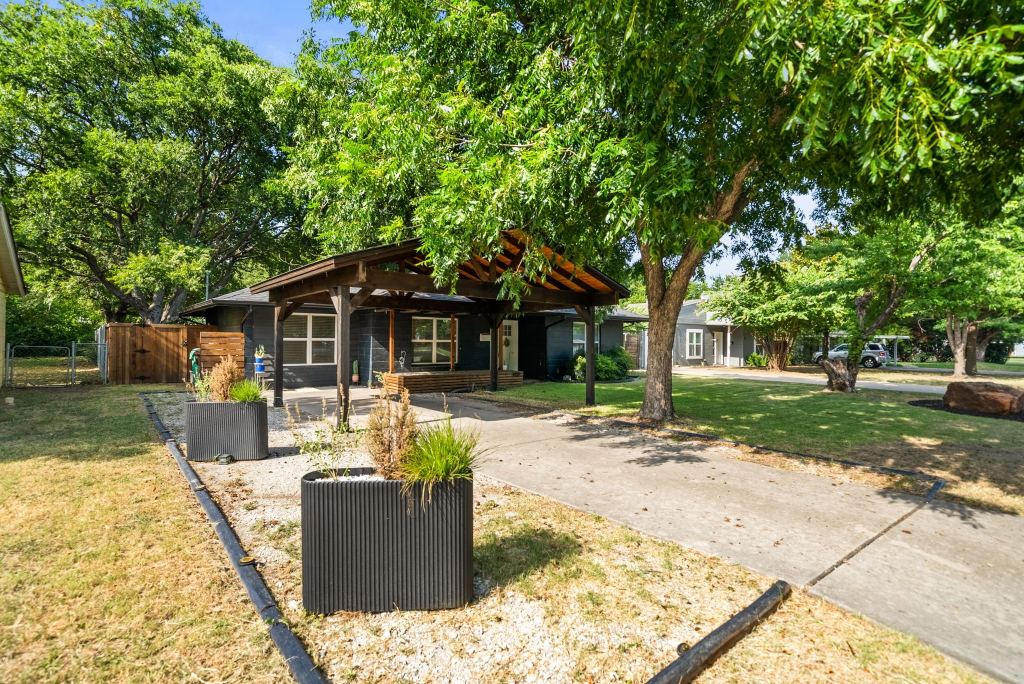 702 Crescent Street, Denton, TX 76201 — photo 1
