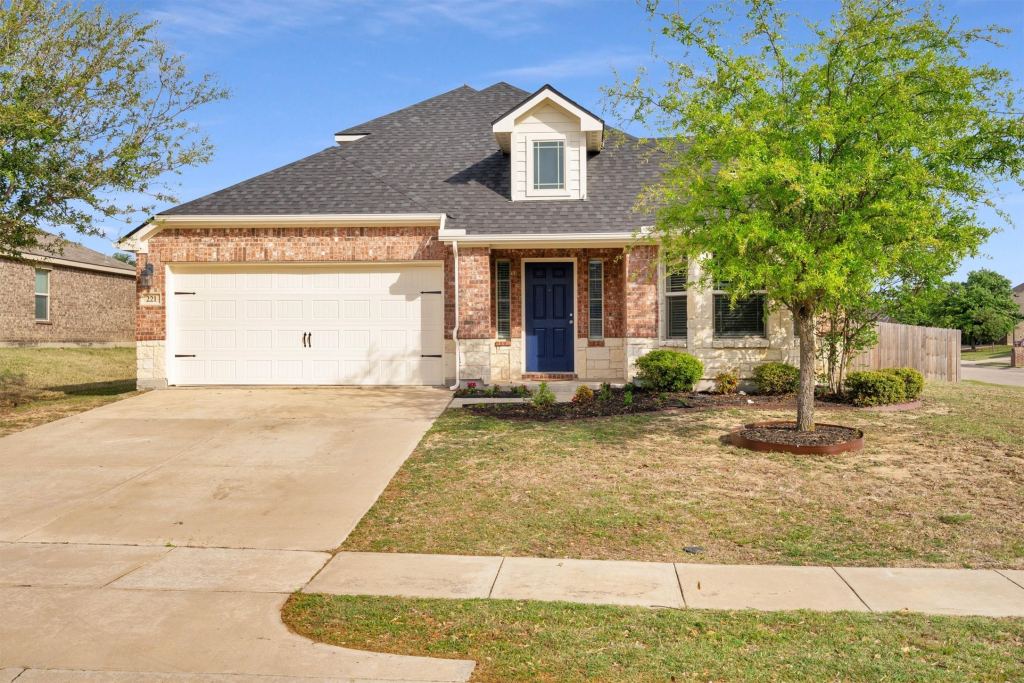 221 Bear Trail, Waxahachie, TX 75165 — photo 1