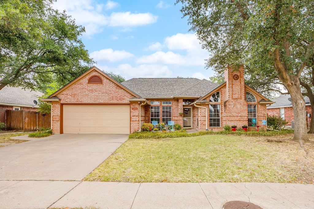 316 Shane Lane, Burleson, TX 76028 — photo 1