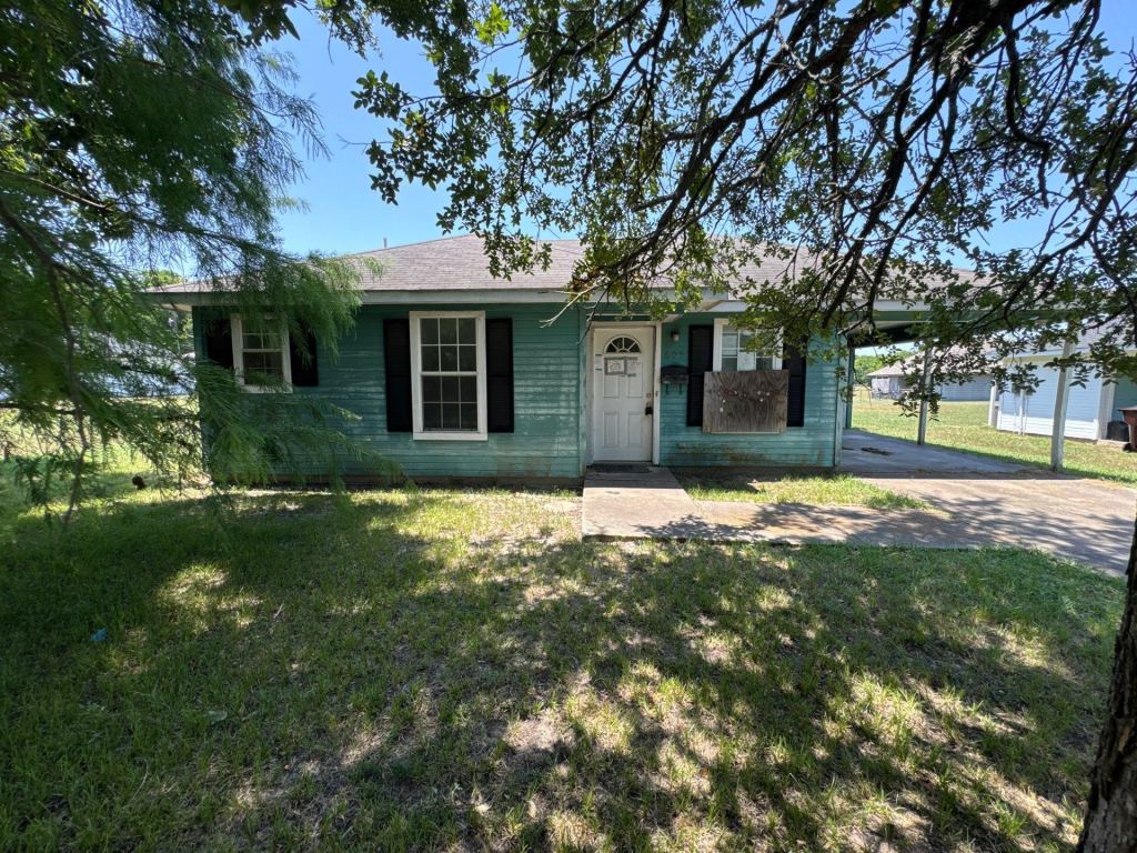 605 Oldham Street, Bonham, TX 75418 — photo 1