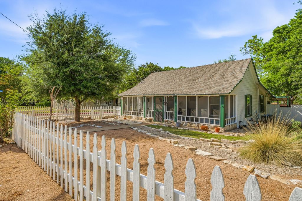 401 E Bridge Street, Granbury, TX 76048 — photo 1