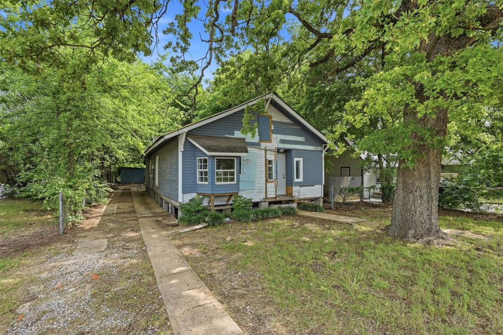 829 W Walker Street, Denison, TX 75020 — photo 1