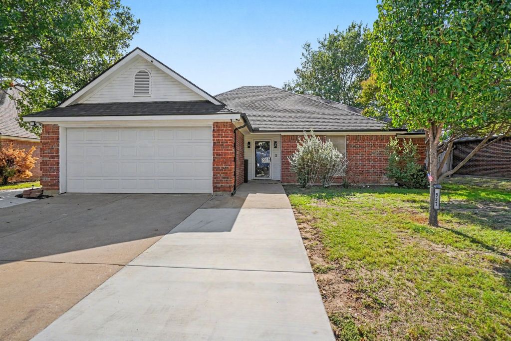 937 Jessica Drive, Burleson, TX 76028 — photo 1