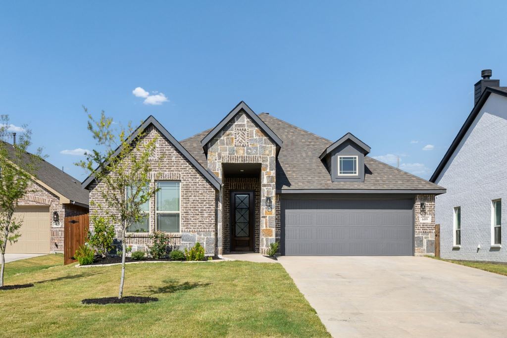 609 Pawprint Hollow, Godley, TX 76044 — photo 1