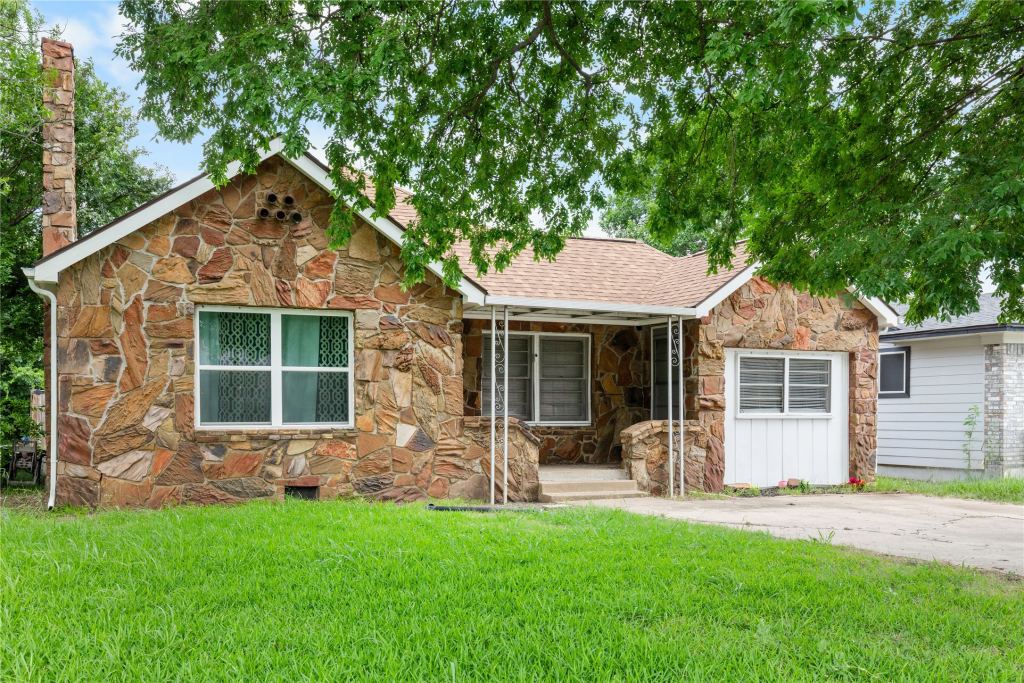 1211 N Harrison Avenue, Sherman, TX 75090 — photo 1