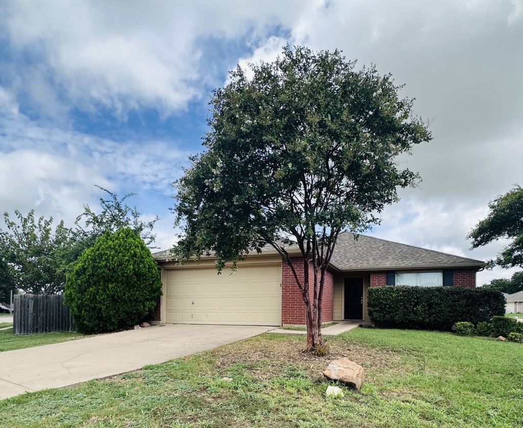8600 Hawkview Drive, Fort Worth, TX 76179 — photo 1