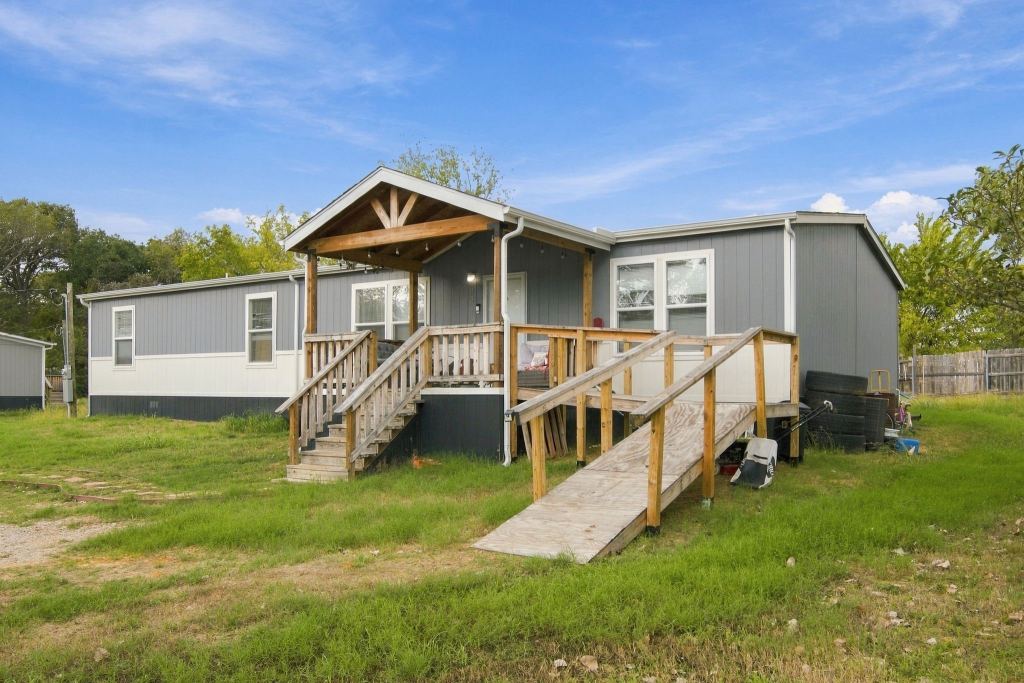 138 Kelly Court, Azle, TX 76020 — photo 1