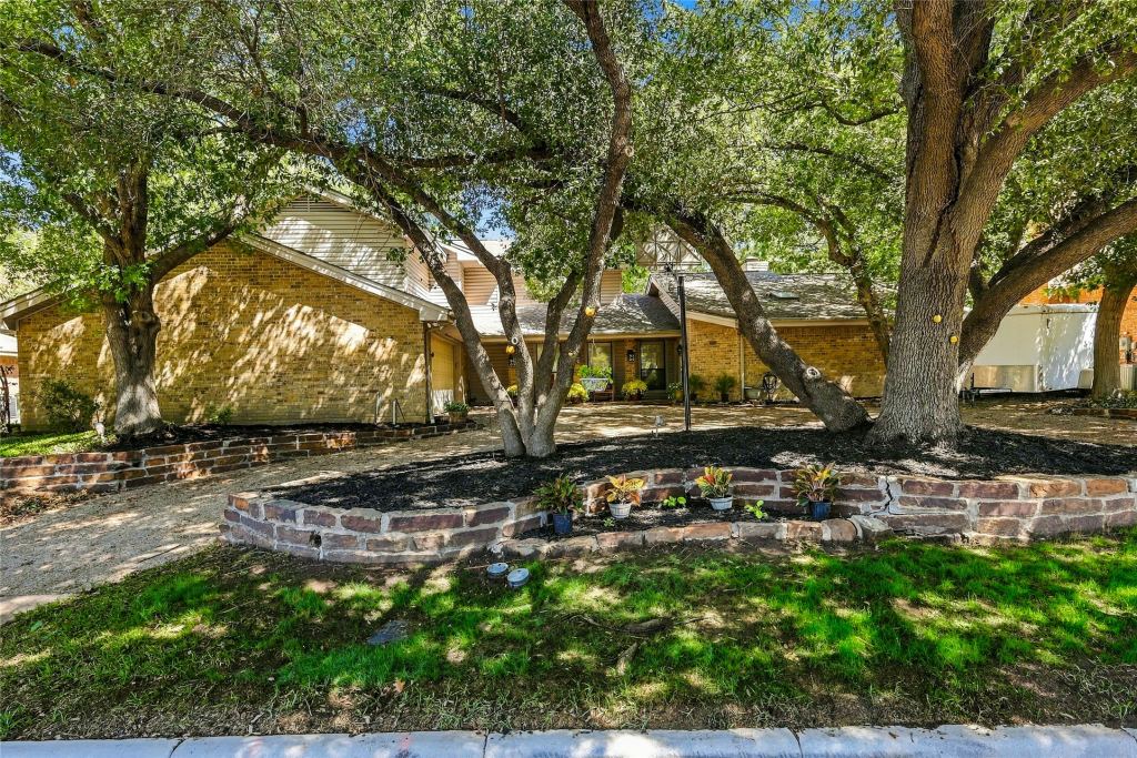 707 Findlay Drive, Arlington, TX 76012 — photo 1