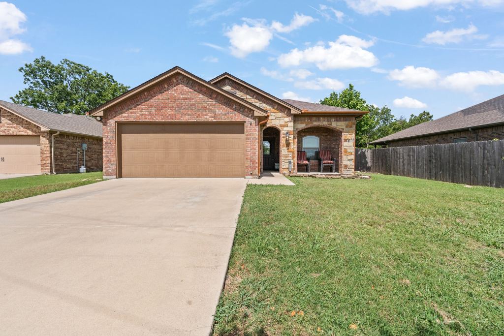 417 Nelson Street, Godley, TX 76044 — photo 1