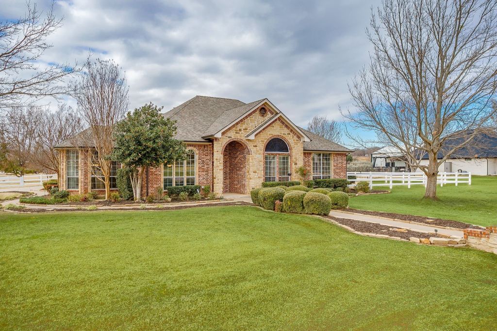 3712 Vista North Drive, Burleson, TX 76028 — photo 1