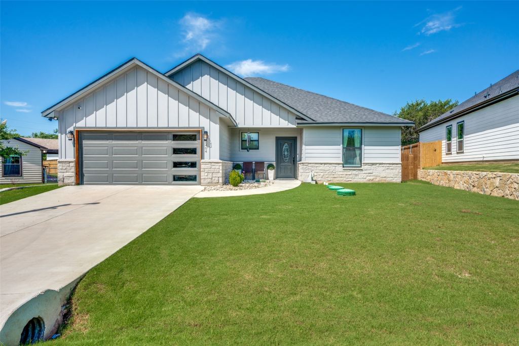 2404 Beverly Drive, Granbury, TX 76048 — photo 1