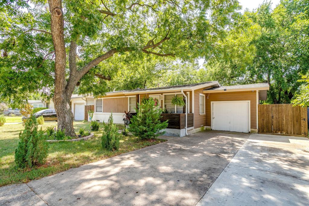 702 Lombardy Lane, Arlington, TX 76013 — photo 1