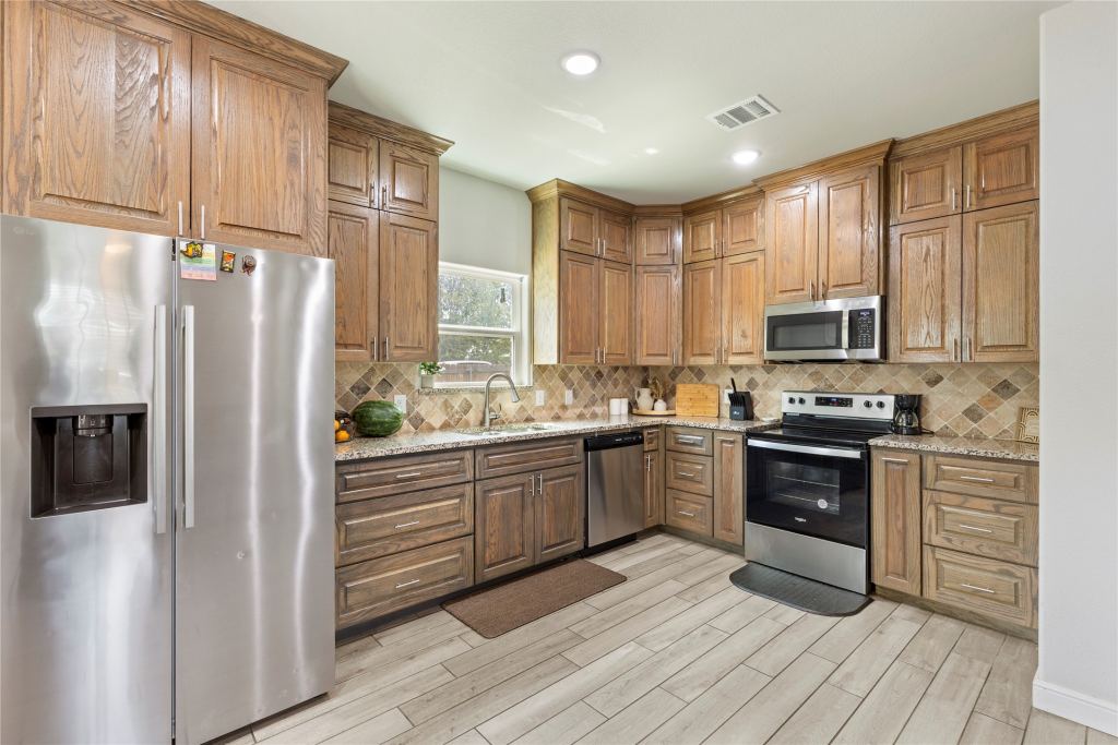 105 Lamar Street, Hillsboro, TX 76645 — photo 1