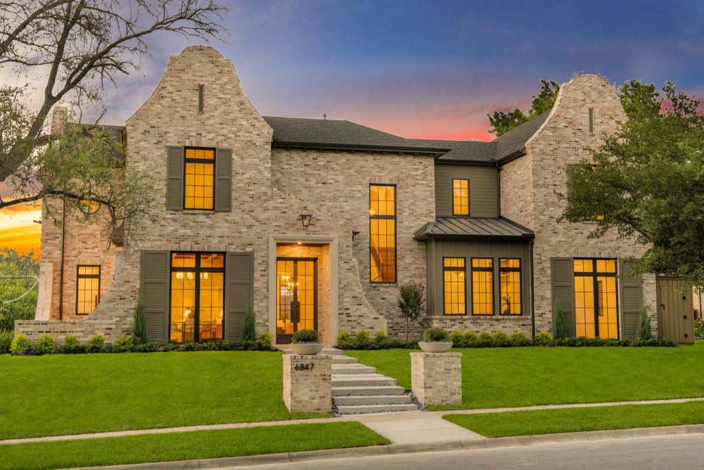 6847 Lakeshore Drive