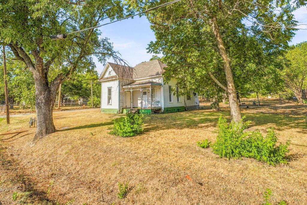 208 S Harrison Street, Pilot Point, TX 76258 — photo 1