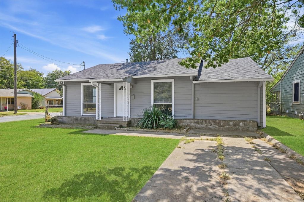 302 W Dexter Street, Sherman, TX 75092 — photo 1
