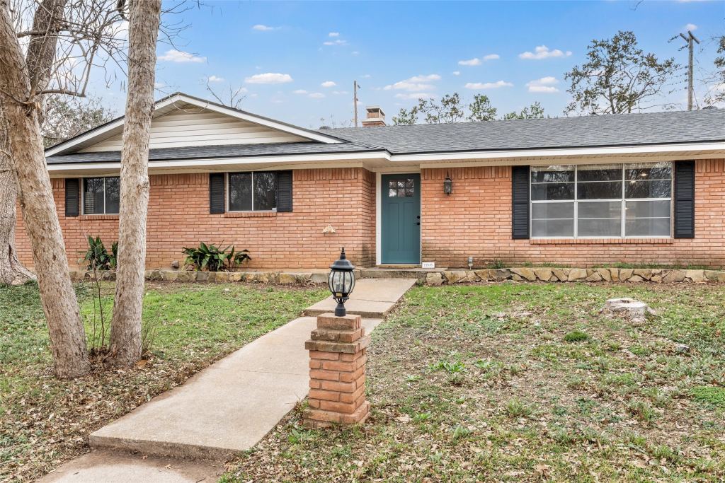 2208 Lake Forest Drive, Waco, TX 76708 — photo 1