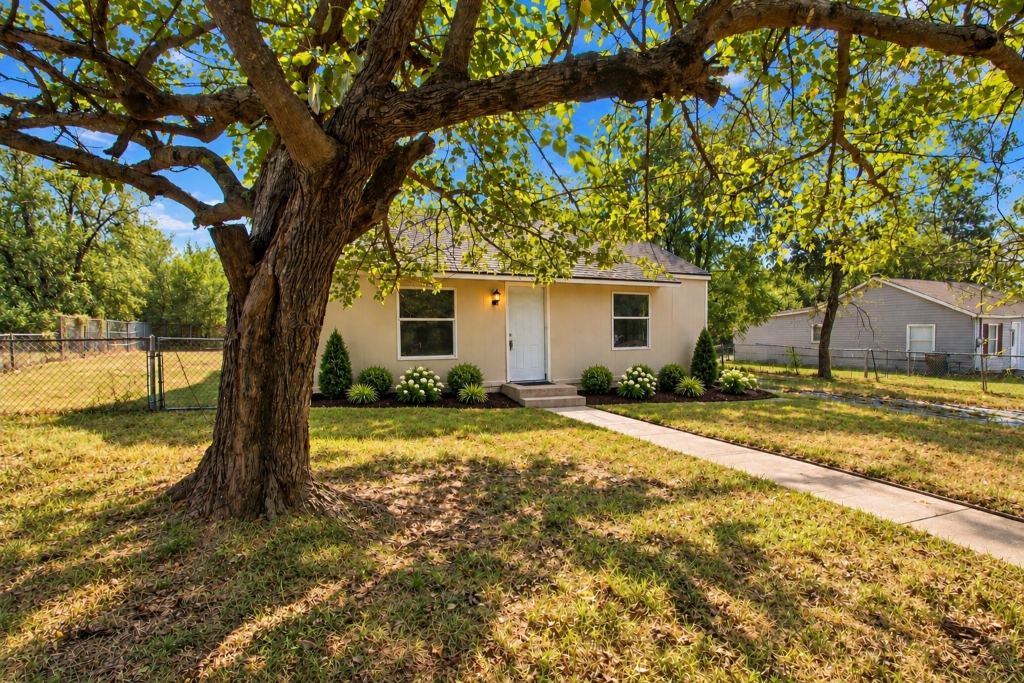 1504 S Travis Avenue, Denison, TX 75021 — photo 1
