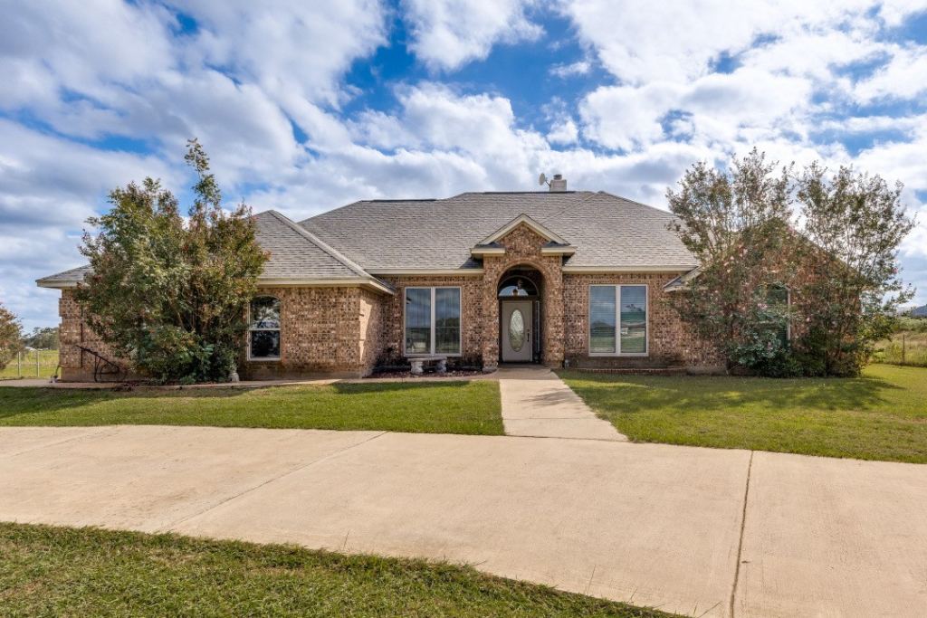 609 South Drive, Springtown, TX 76082 — photo 1