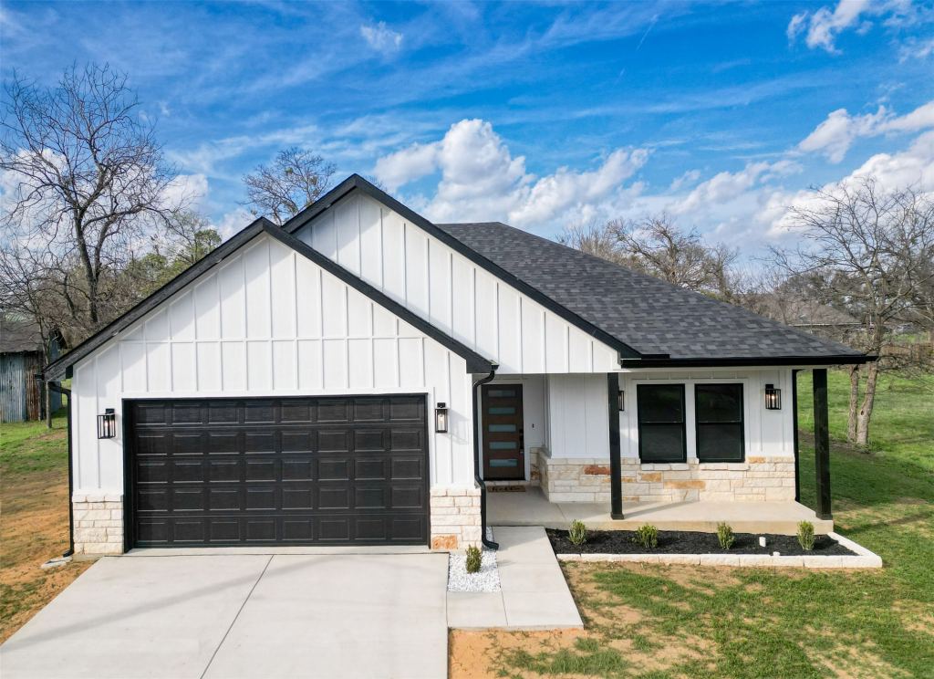 201 Grandview Street, Cleburne, TX 76031 — photo 1