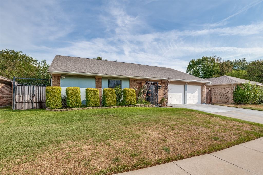 2307 Busch Drive, Arlington, TX 76014 — photo 1