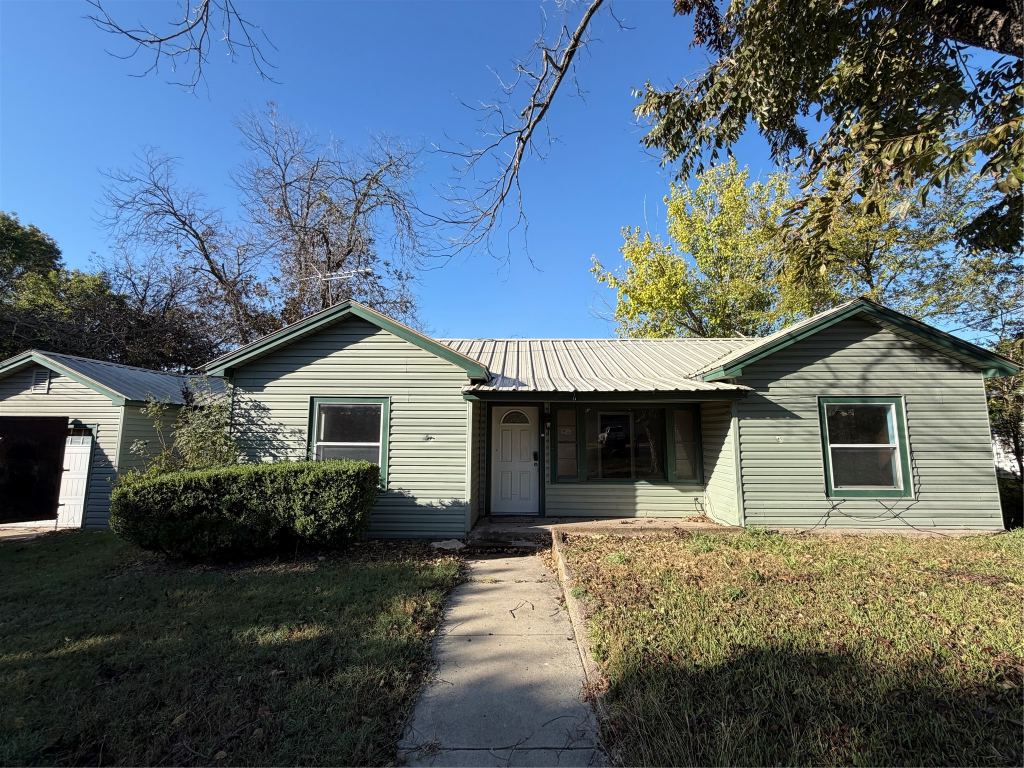 318 N Dale Avenue, Stephenville, TX 76401 — photo 1