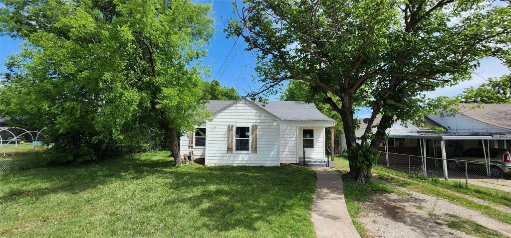 903 SW 5th Avenue SW, Mineral Wells, TX 76067 — photo 1