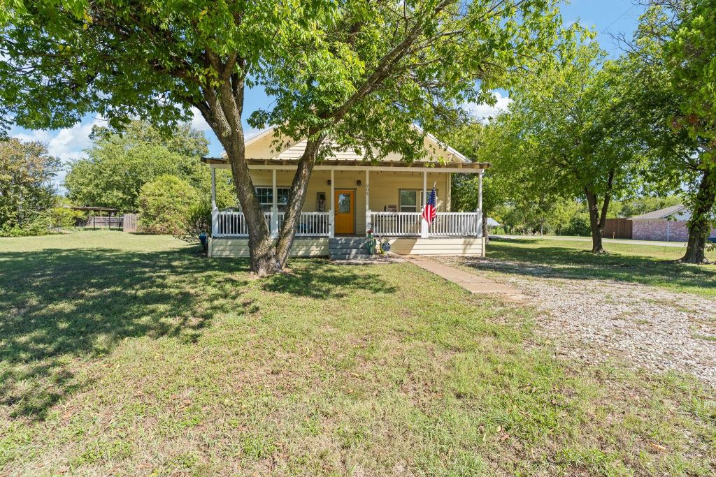 209 E Allen Avenue, Godley, TX 76044 — photo 1