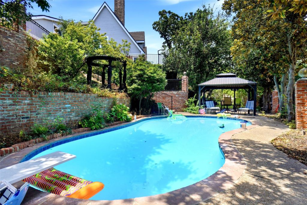 2011 Ridgemont Court, Arlington, TX 76012 — photo 1