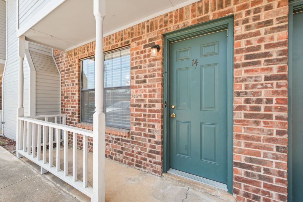 929 W Hickory Street A14, Denton, TX 76201 — photo 1