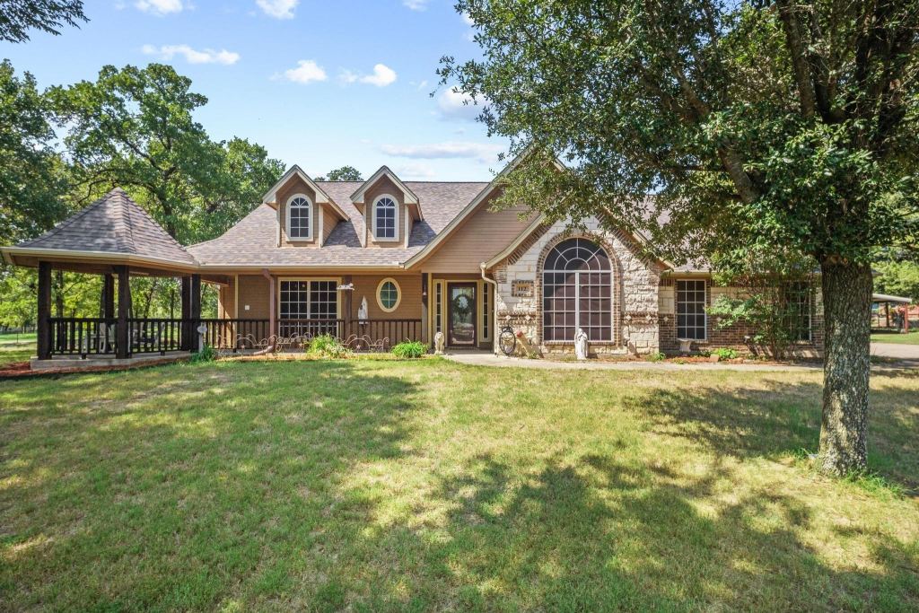 112 Knight Court, Springtown, TX 76082 — photo 1