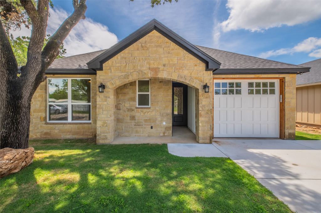 2719 Sycamore Court, Granbury, TX 76048 — photo 1
