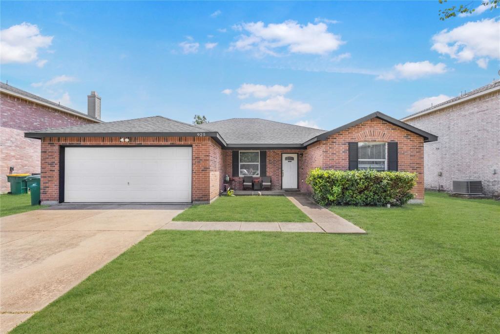 925 Brooks Drive, Cedar Hill, TX 75104 — photo 1