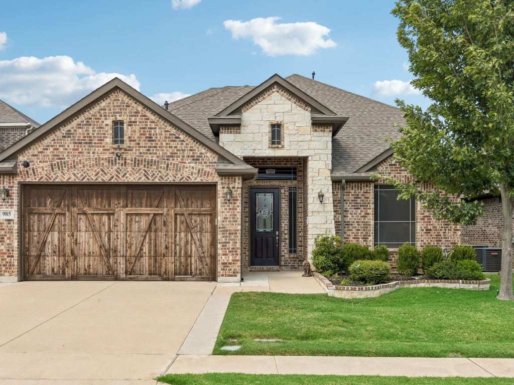 985 E Villas Court