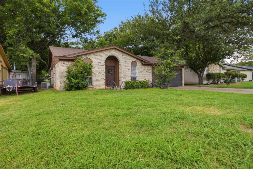 701 N Douglas Avenue, Cleburne, TX 76033 — photo 1