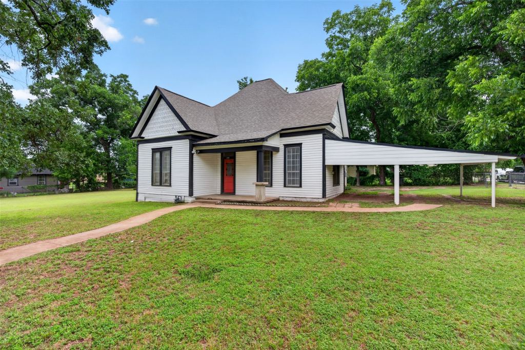 107 S Washington Street, Cleburne, TX 76031 — photo 1