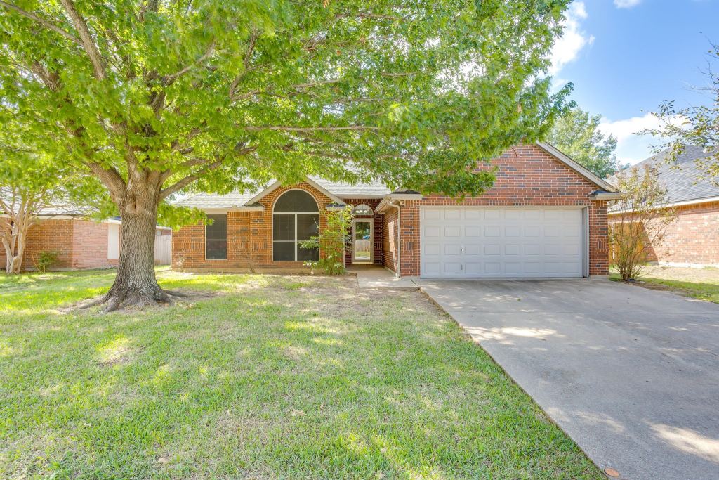 941 Jessica Drive, Burleson, TX 76028 — photo 1