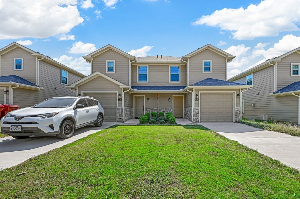 236-238 W Lake 236, Sherman, TX 75090 — photo 1