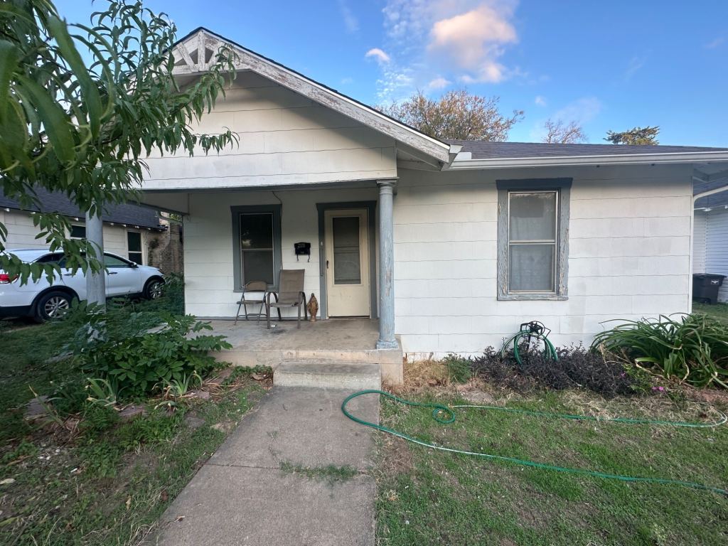 2118 Columbus Avenue, Fort Worth, TX 76164 — photo 1