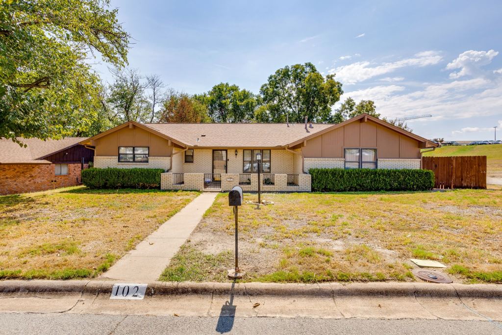 102 Roselawn Drive, Weatherford, TX 76086 — photo 1