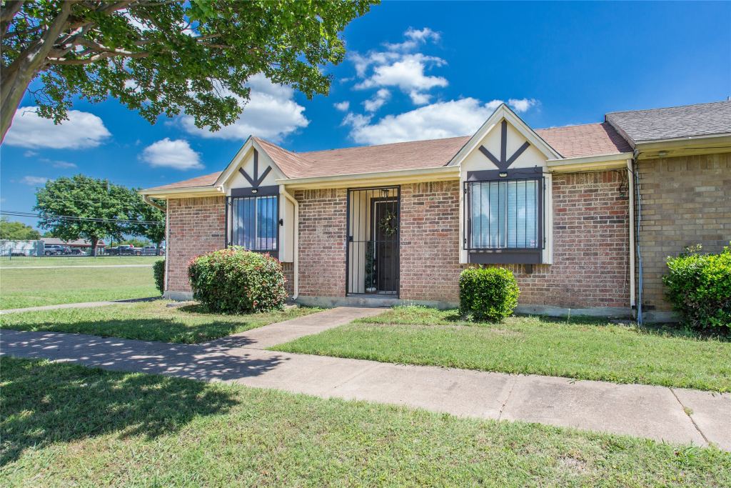33 E Townhouse Lane 30, Grand Prairie, TX 75052 — photo 1