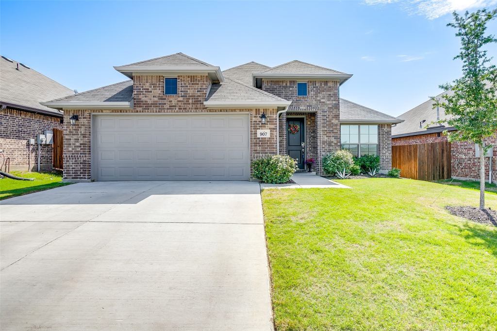 907 Beverly Drive, Cleburne, TX 76033 — photo 1