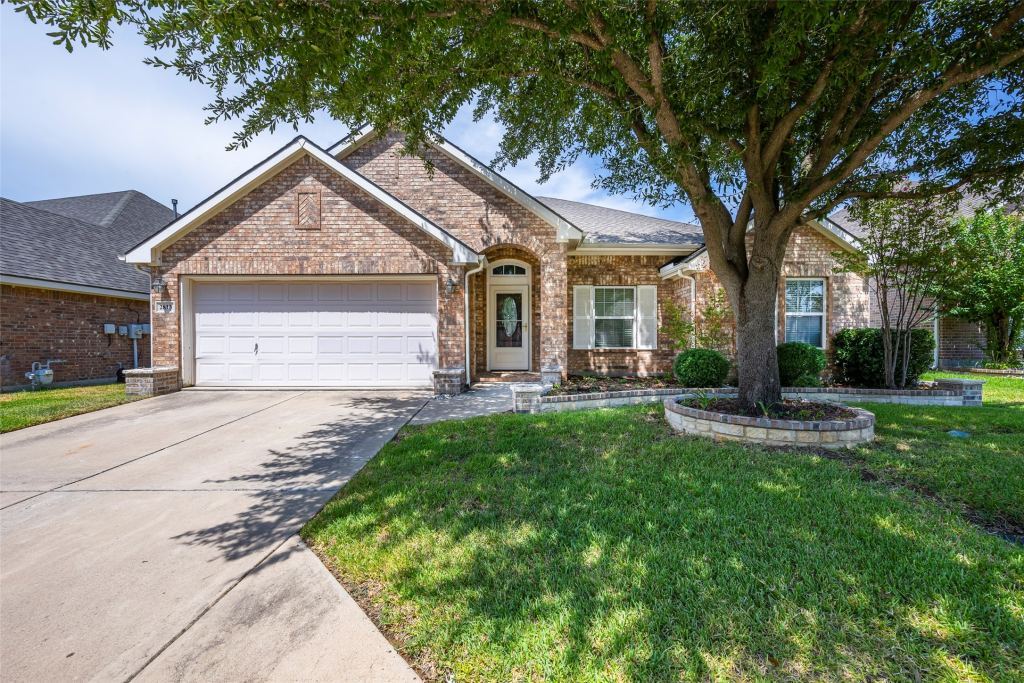 2813 Fox Creek Trail, Arlington, TX 76017 — photo 1