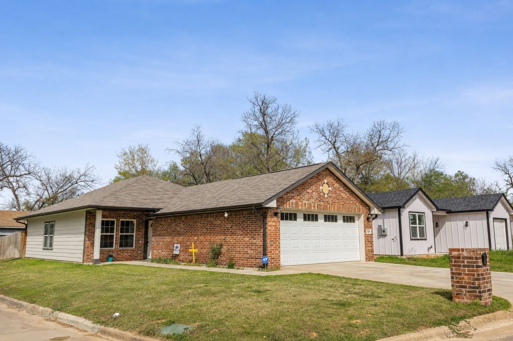 101 Ross Street W, Sulphur Springs, TX 75482 — photo 1