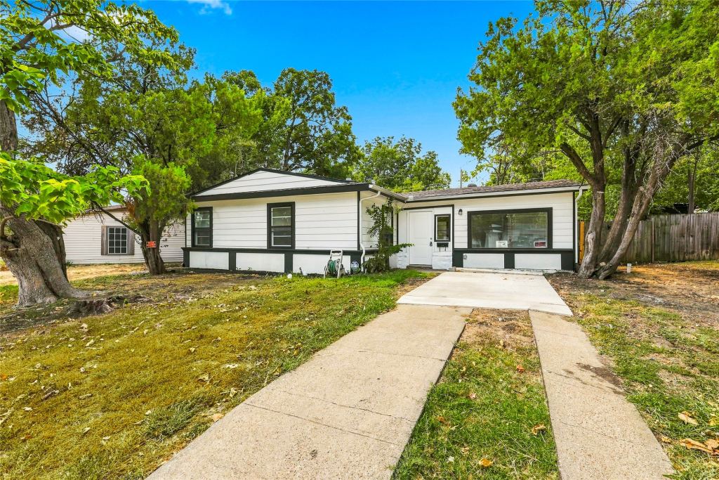 702 Jonathan Lane, Arlington, TX 76010 — photo 1